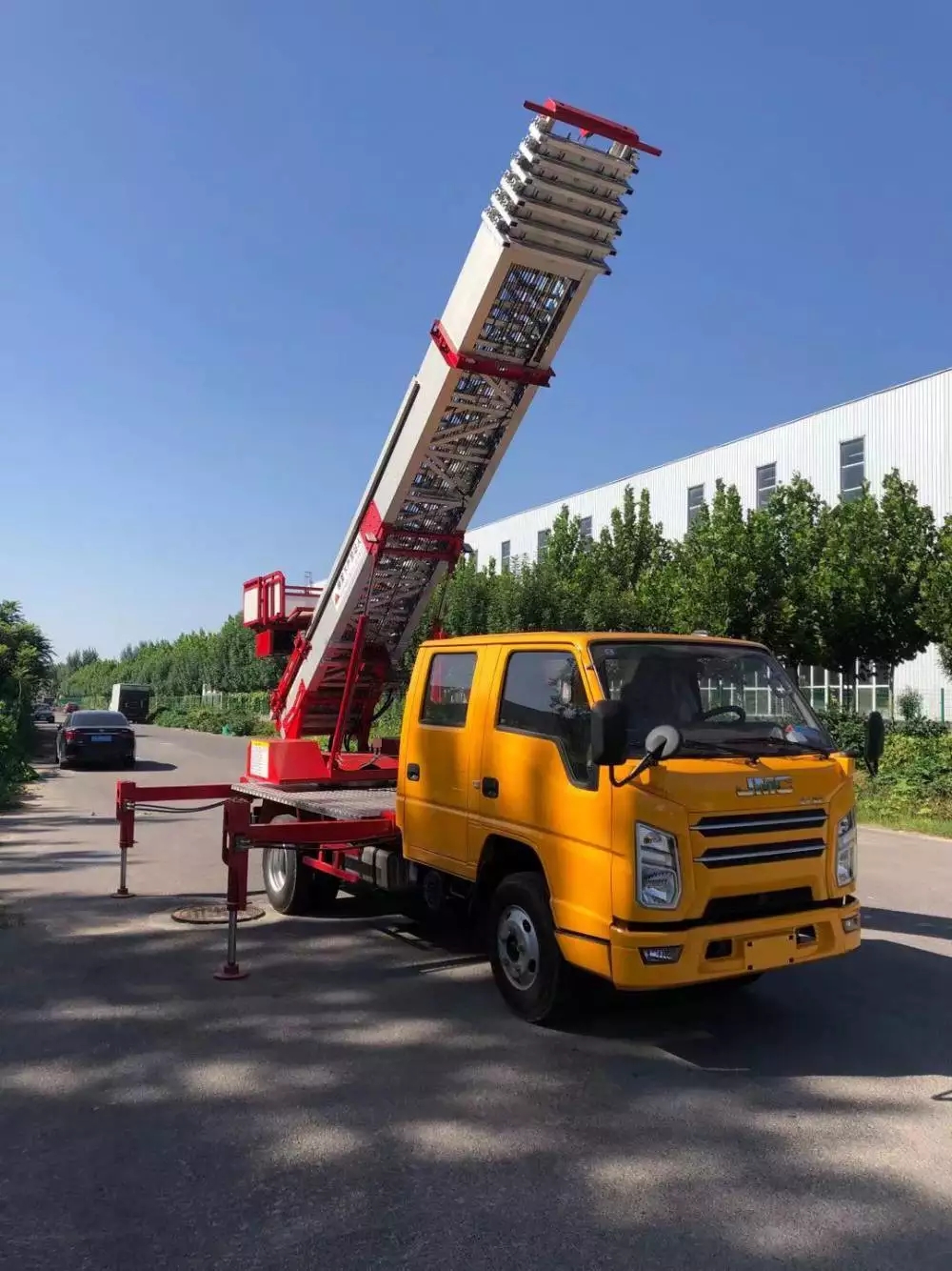 西平附近的云梯车出租服务：轻松解决高空作业需求