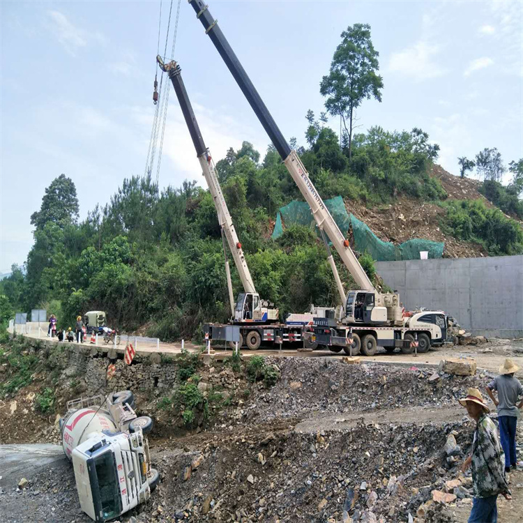 西平汽车掉沟里叫吊车救援要多少钱